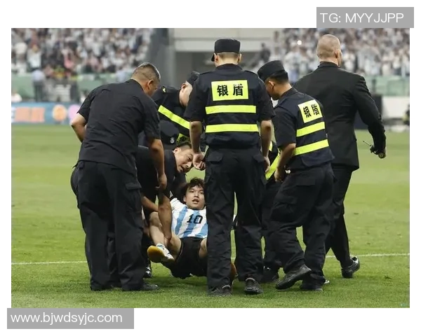 足球明星受伤现场视频曝光引发球迷热议与关注